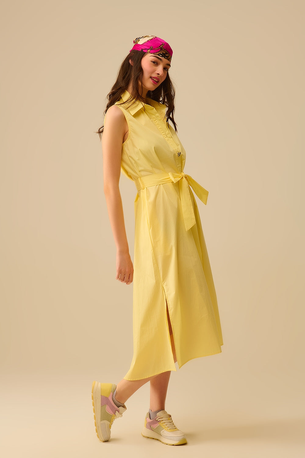Vestido midi de popelina amarelo com botões prateados em forma de coração