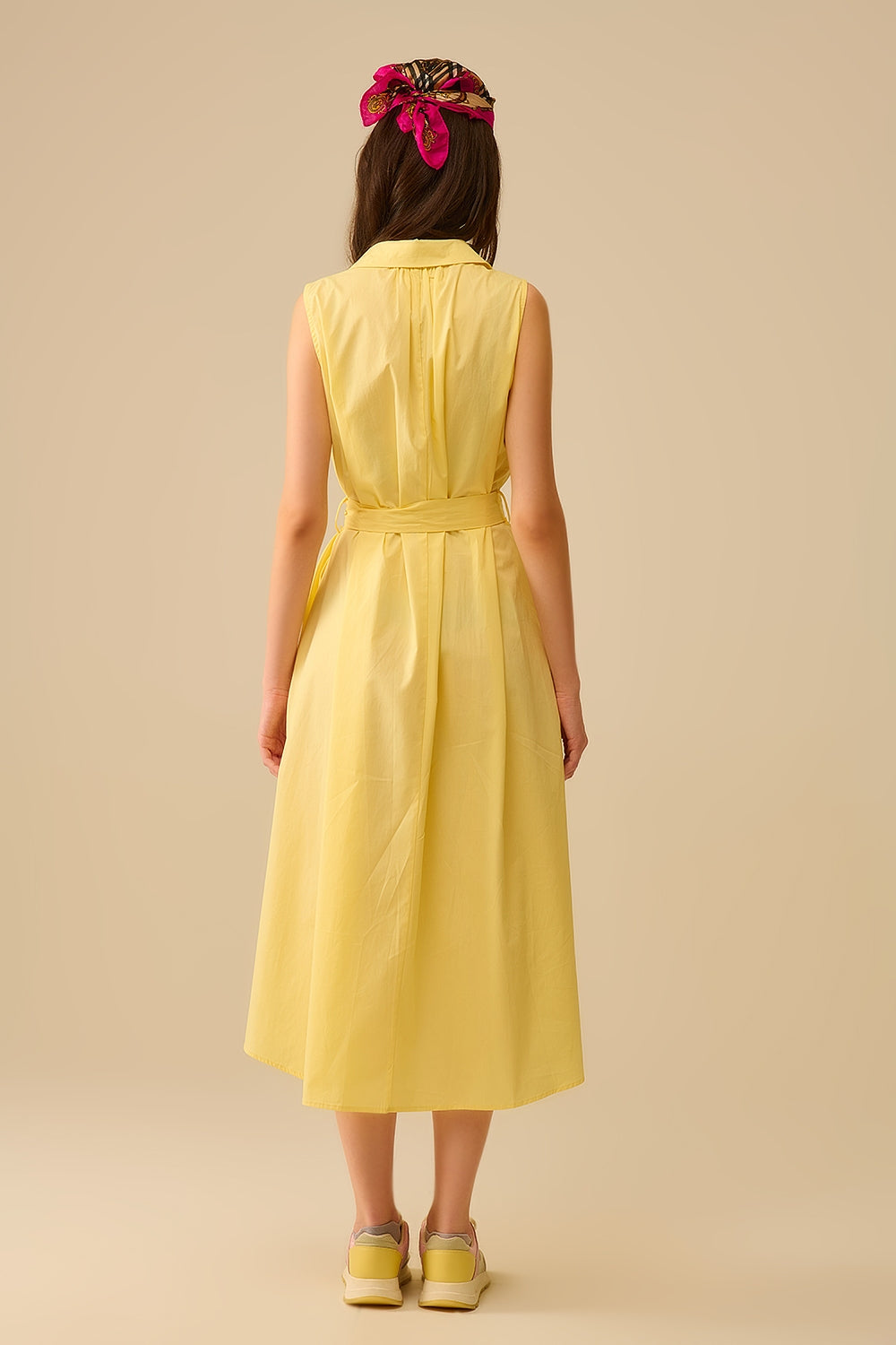 Vestido midi de popelina amarelo com botões prateados em forma de coração