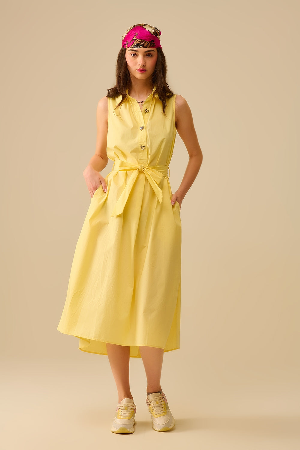 Vestido midi de popelina amarelo com botões prateados em forma de coração