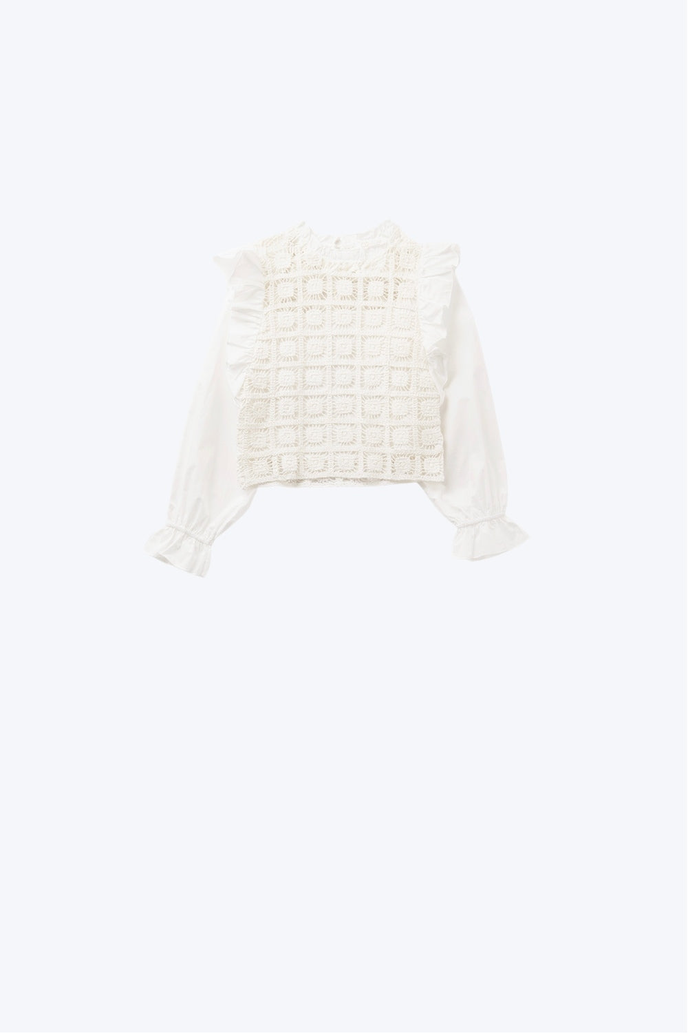 Top branco em croché com folhos e mangas compridas