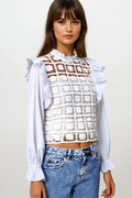 Top branco em croché com folhos e mangas compridas