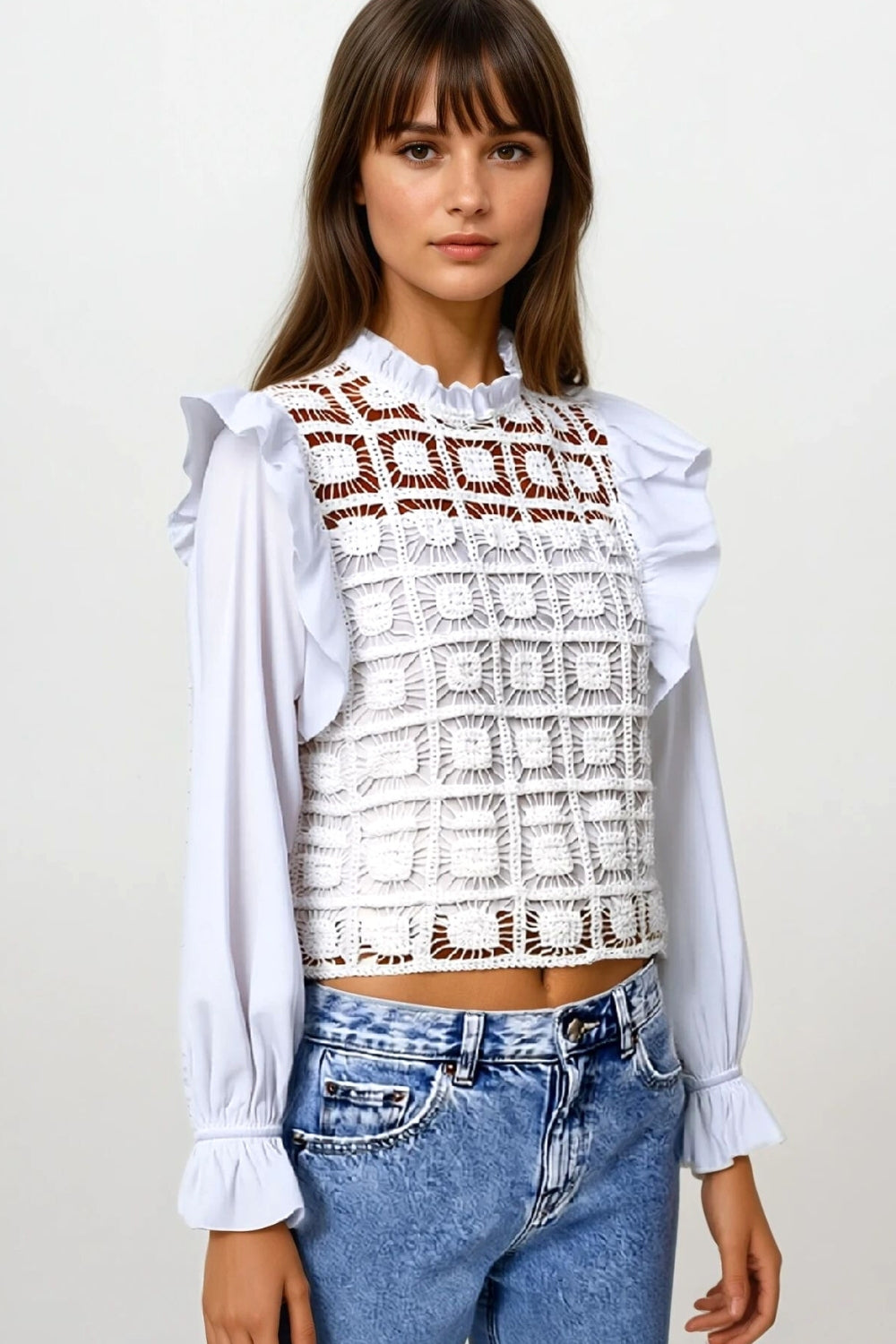 Top branco em croché com folhos e mangas compridas