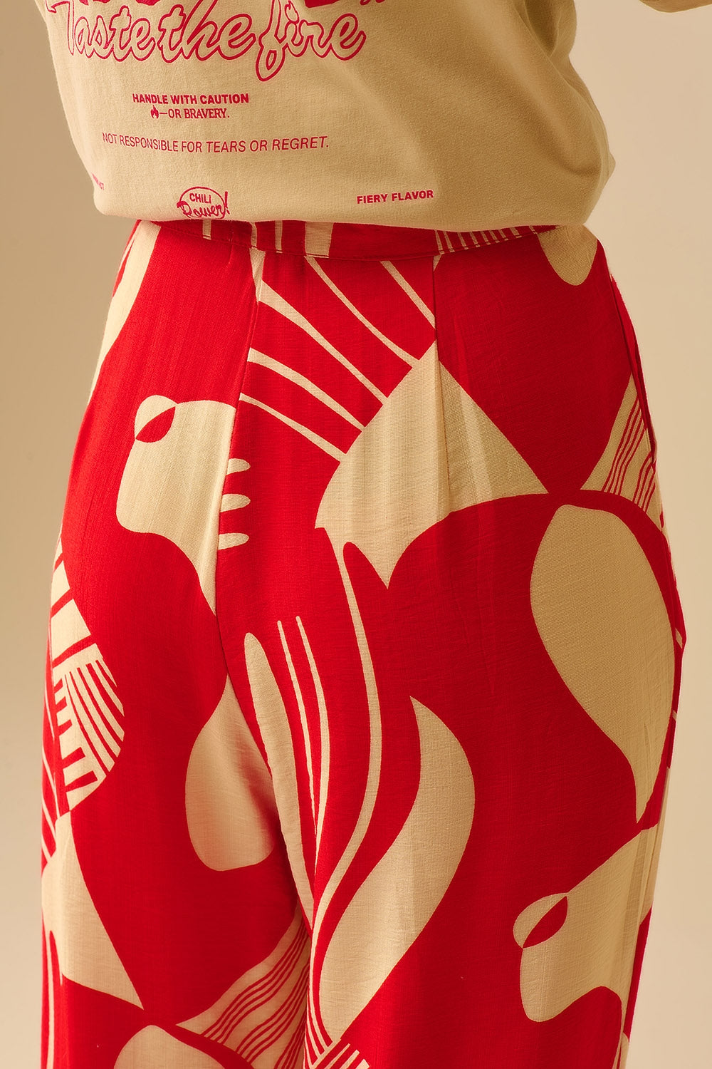 Calças vermelhas de perna larga com estampado abstrato
