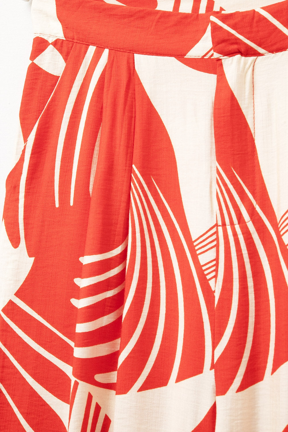 Calças vermelhas de perna larga com estampado abstrato