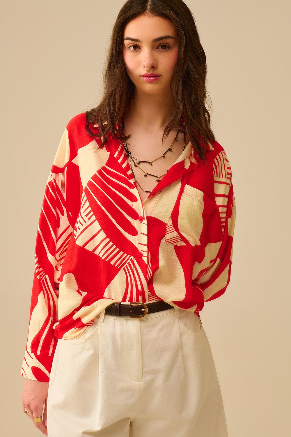 Camisa pólo vermelha com estampado abstrato