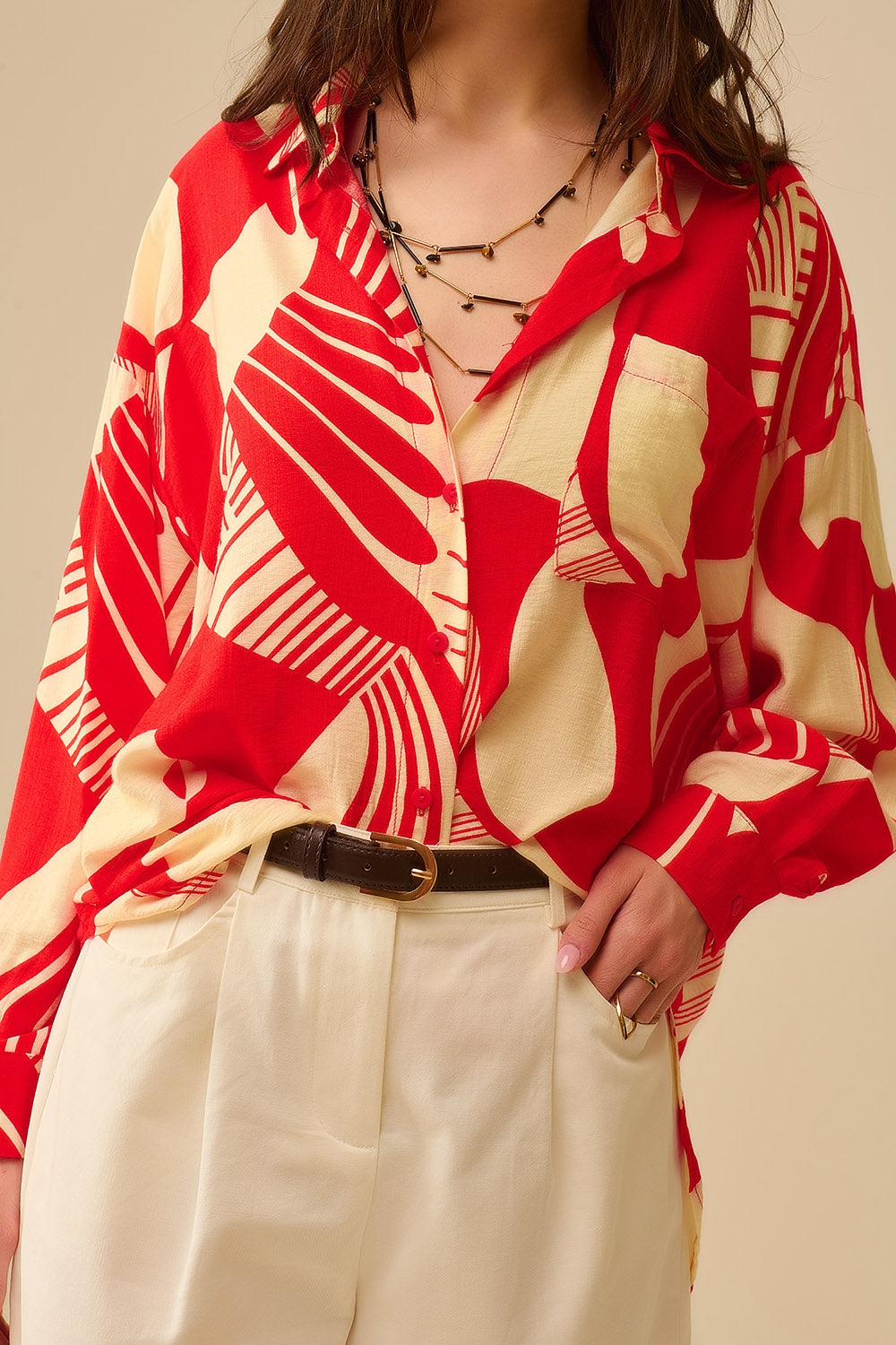 Camisa pólo vermelha com estampado abstrato