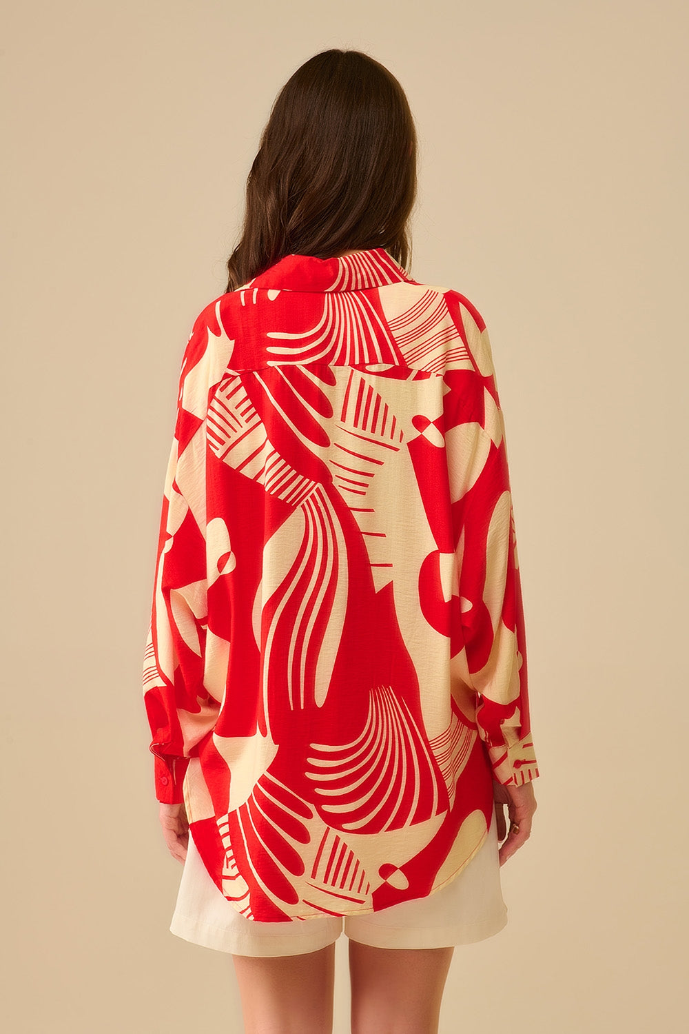 Camisa pólo vermelha com estampado abstrato