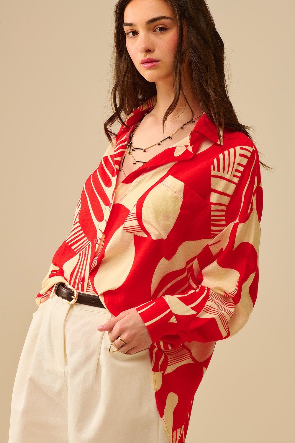 Camisa pólo vermelha com estampado abstrato