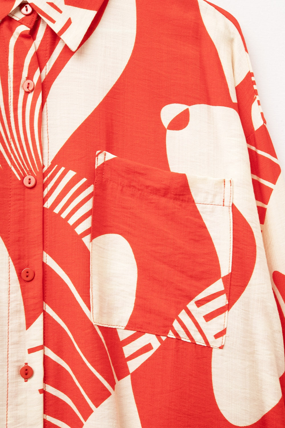 Camisa pólo vermelha com estampado abstrato
