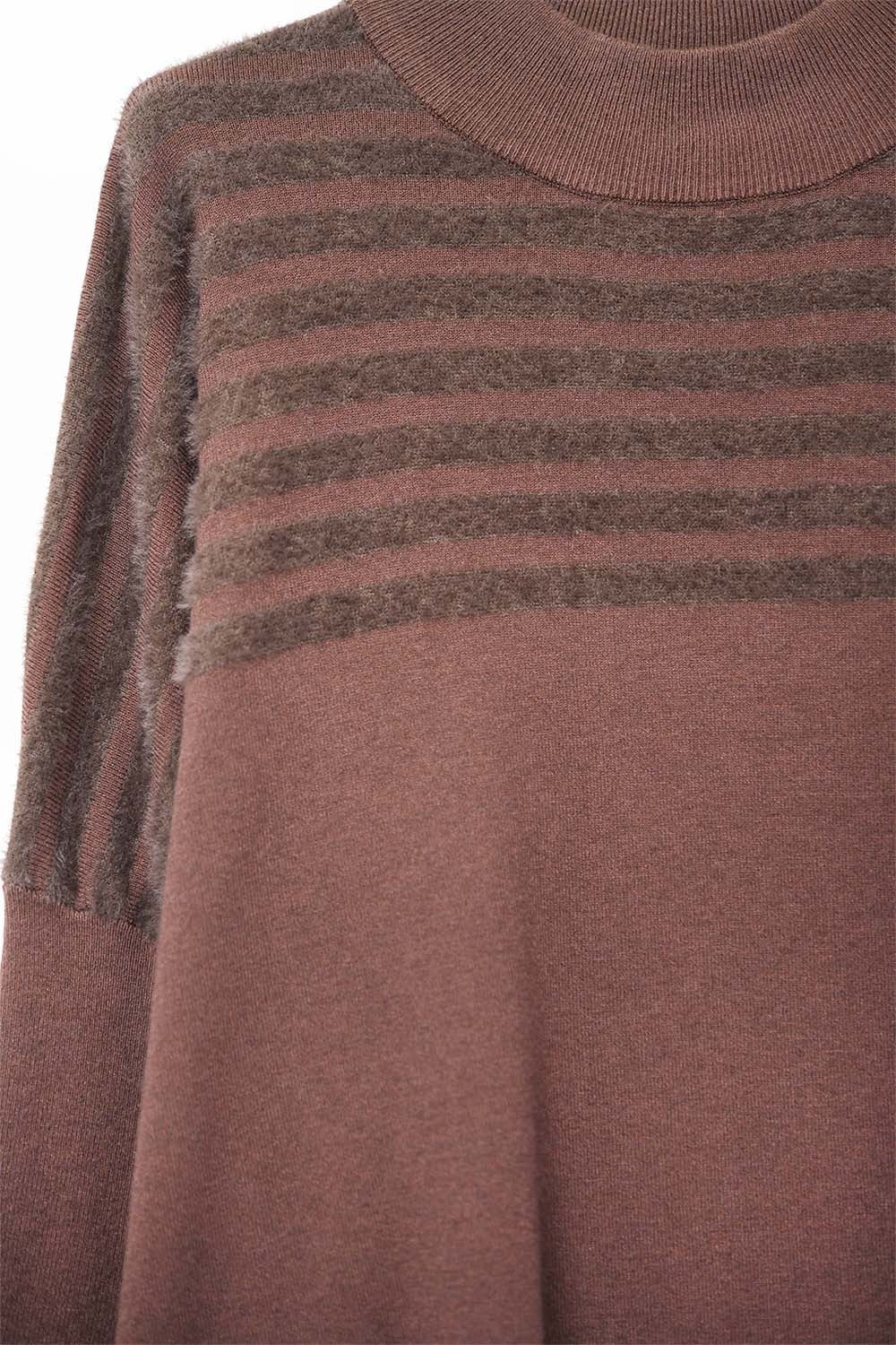 Camisola de malha castanha com pormenores de riscas felpudas