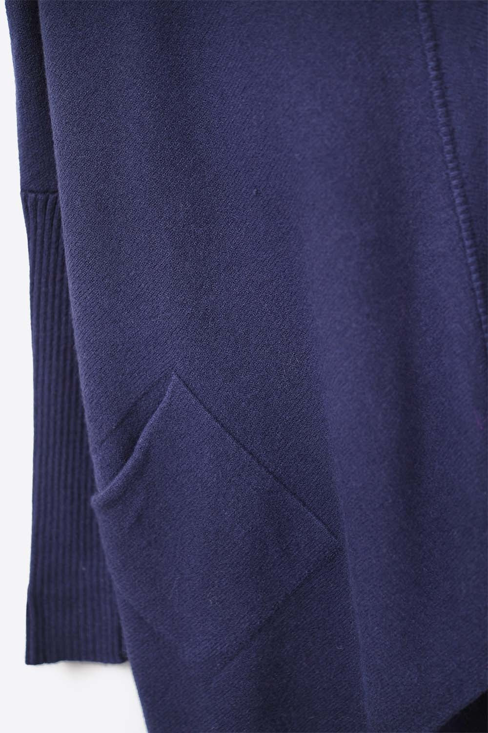 Camisola oversized azul-marinho com bolsos à frente