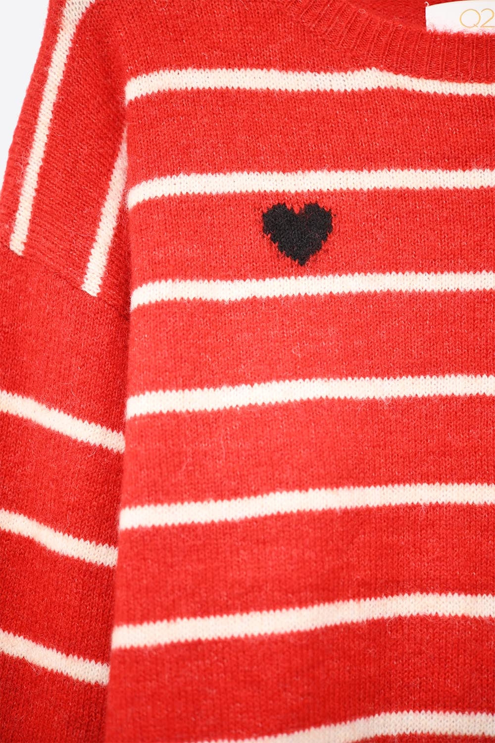 Camisola de malha às riscas vermelhas com pormenor de coração vermelho