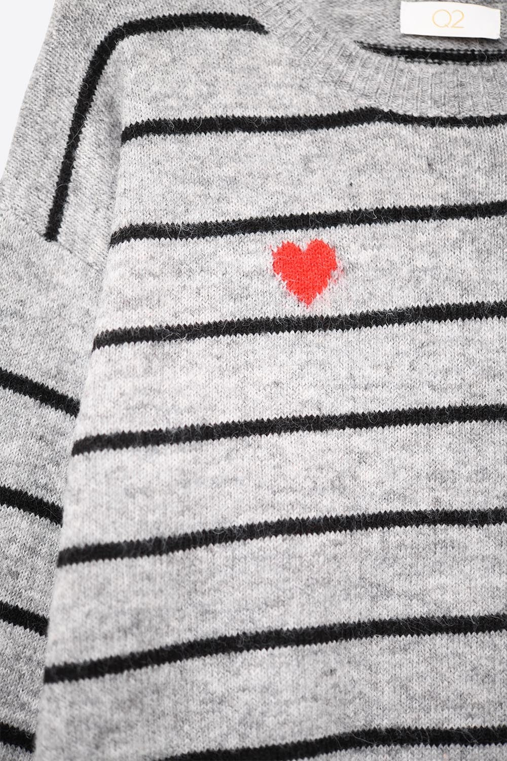 camisola de malha às riscas cinzentas com pormenor de coração vermelho