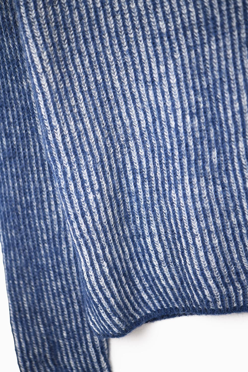 Camisola de malha canelada azul-marinho com gola redonda