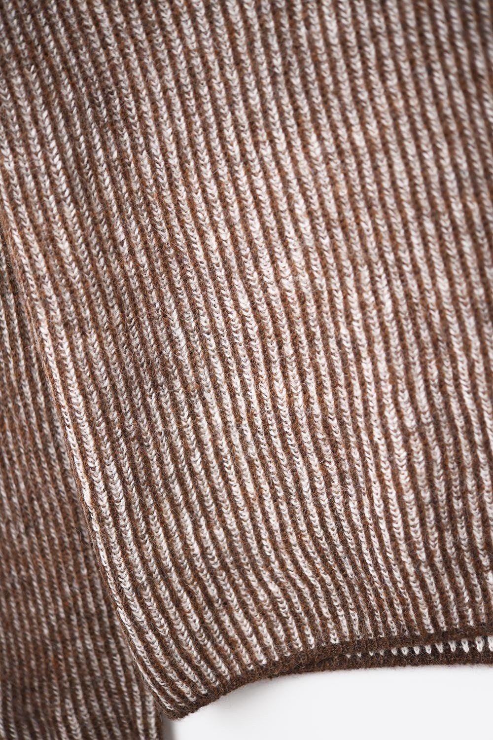 Camisola de malha canelada castanha com gola redonda