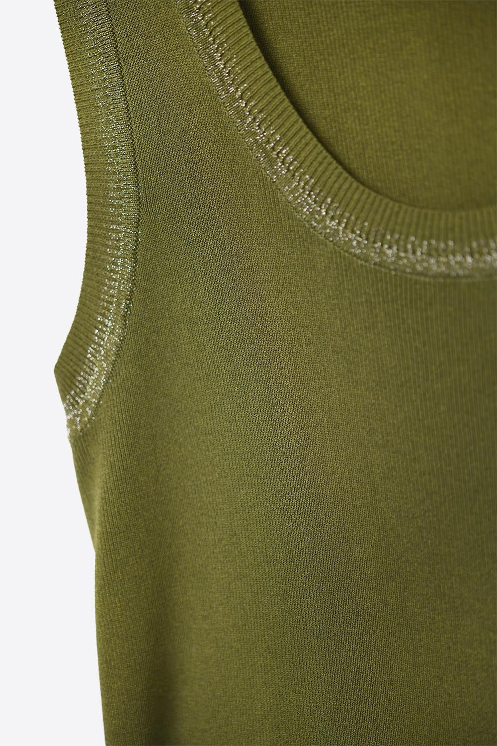 Top de malha sem mangas verde-oliva com rebordo metálico