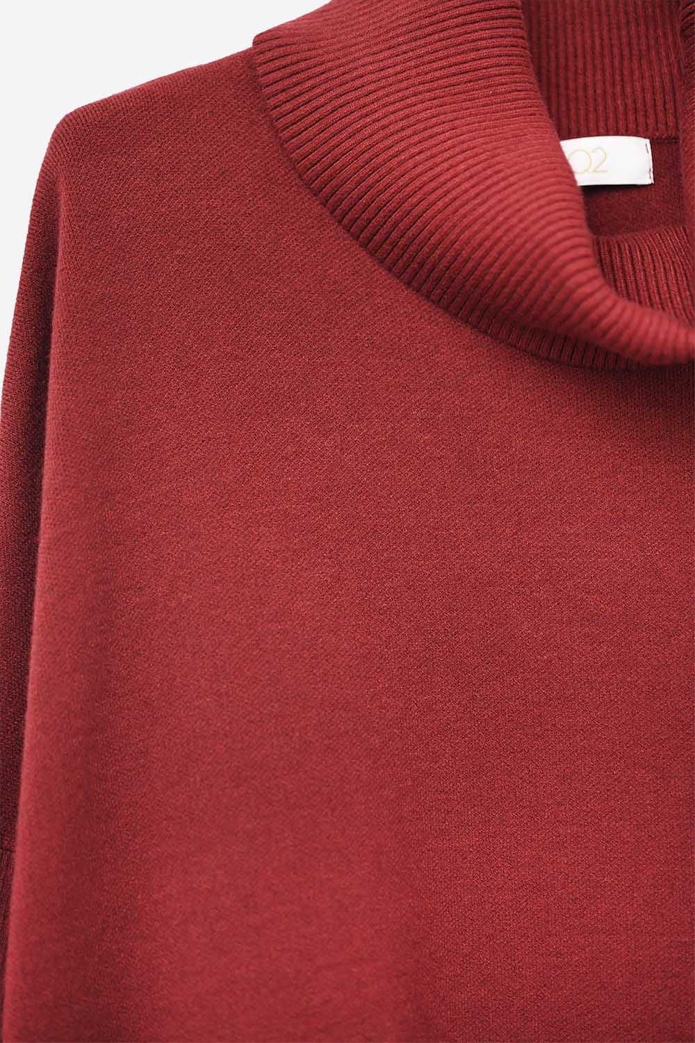 Camisola túnica de gola alta em borgonha com mangas justas
