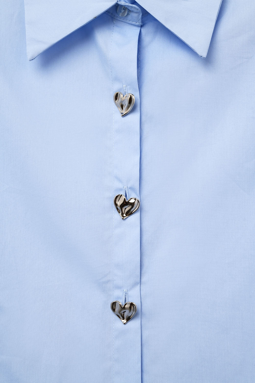 Blusa sem mangas azul com botões em forma de coração