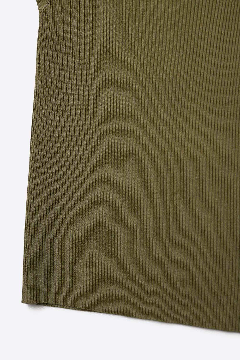 Top de malha canelada verde caqui com alças largas