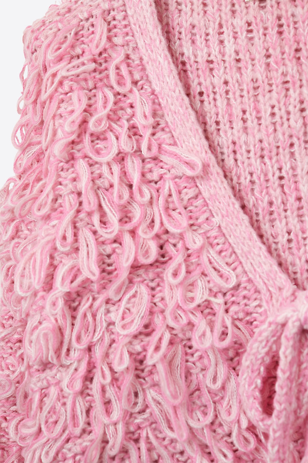 Casaco de malha grossa rosa com decote em V e fecho com laço à frente
