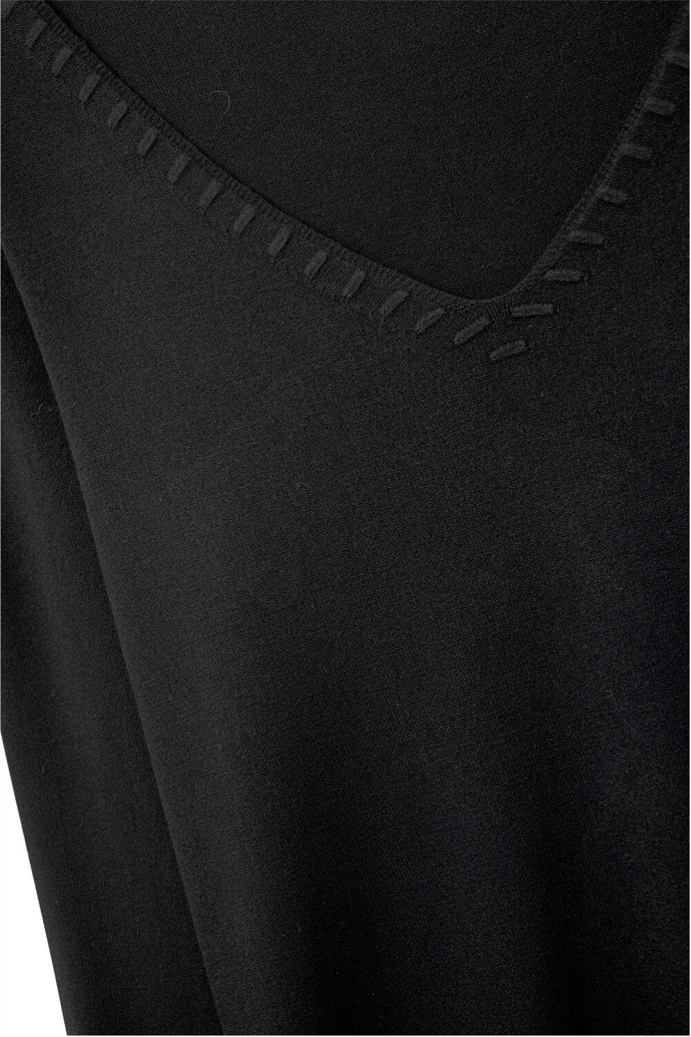 Camisola de malha fina com decote em V e pormenores decorativos no decote em preto