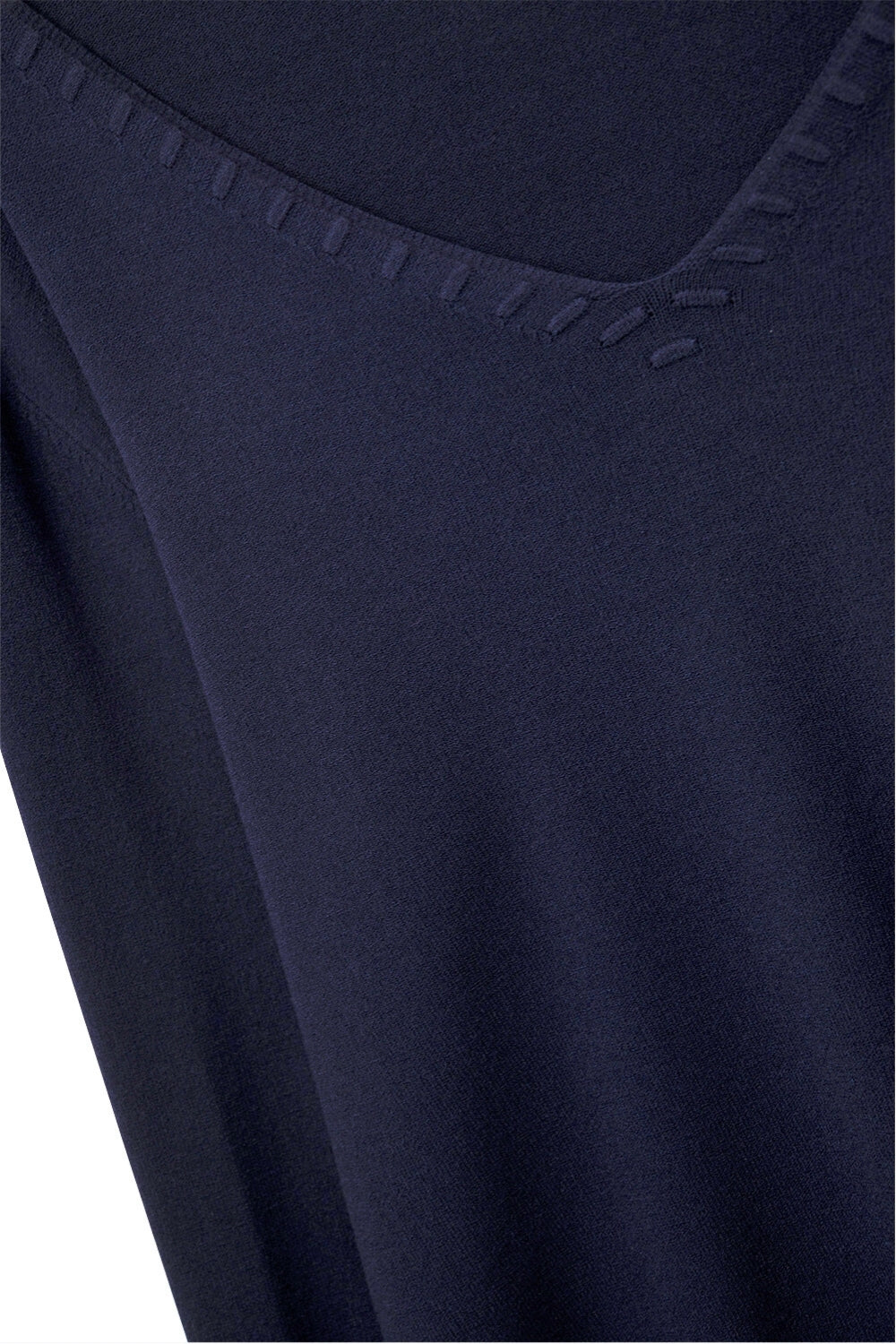 Camisola de malha fina com decote em V e pormenores decorativos no decote em azul marinho