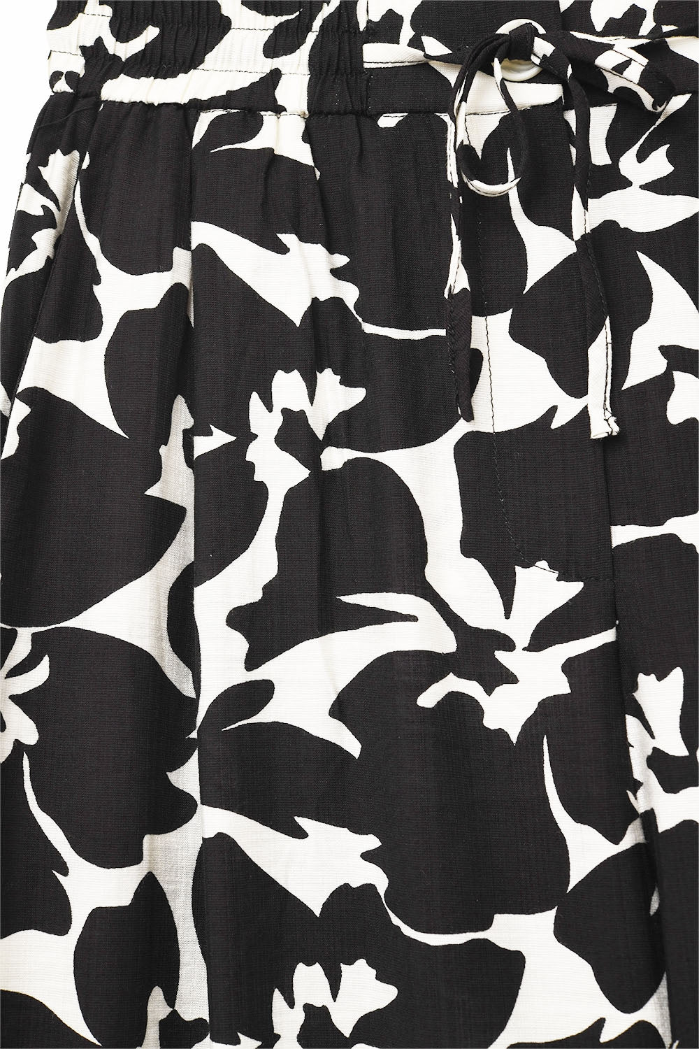 Calças rectas com estampado floral havaiano em preto e branco