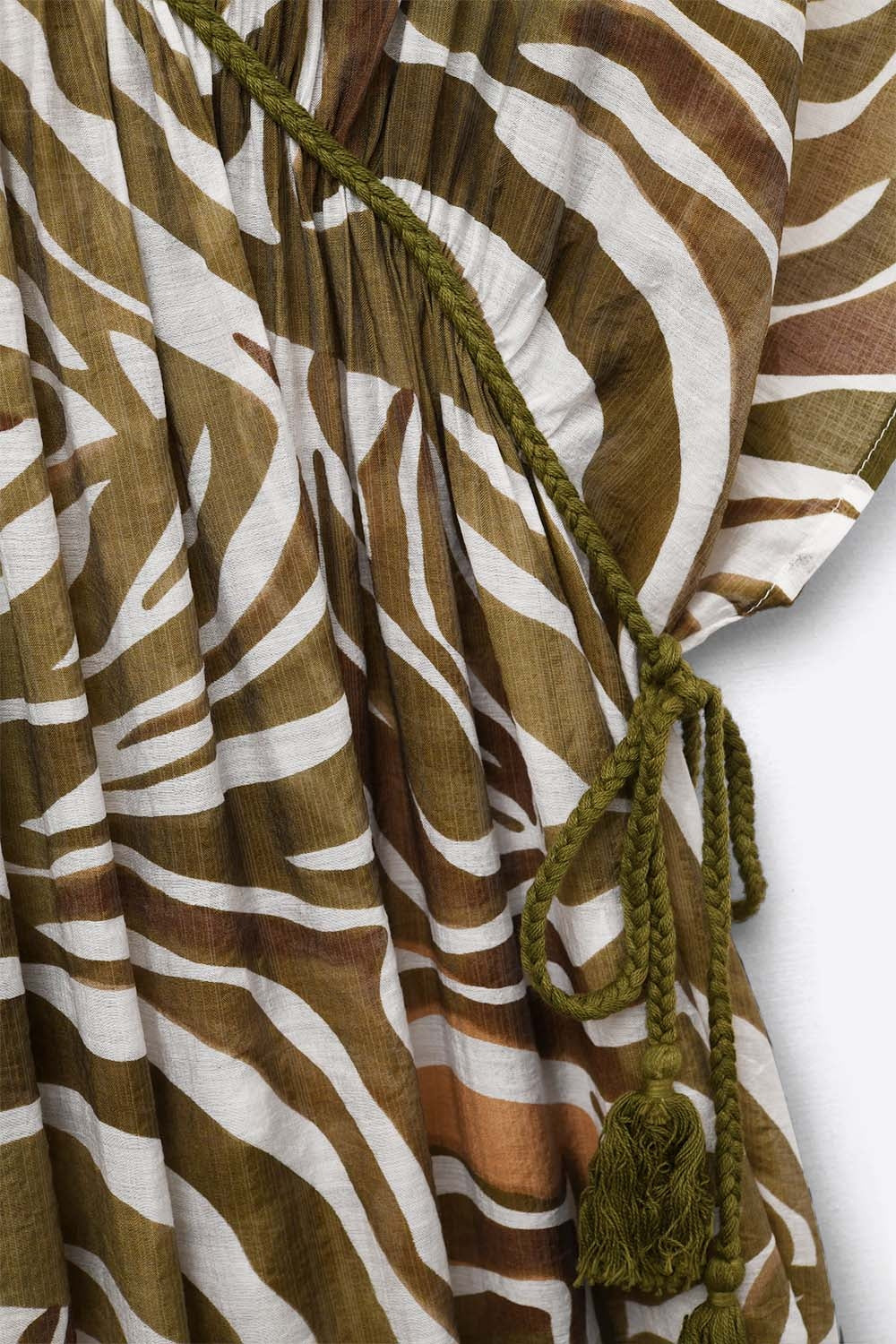 Vestido Maxi em chiffon caqui com estampado de zebra e cintura com cordão