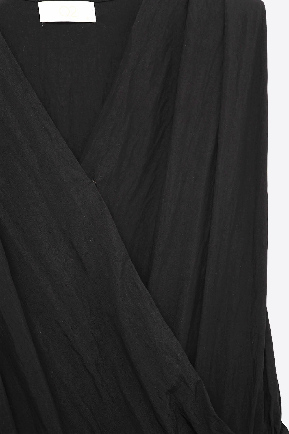 macacão preto drapeado em tecido enrugado