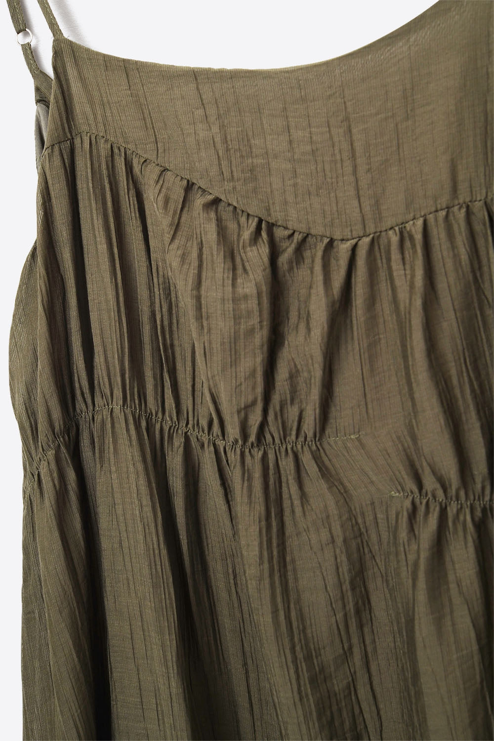 Vestido midi cáqui com alças finas e pormenores enrugados