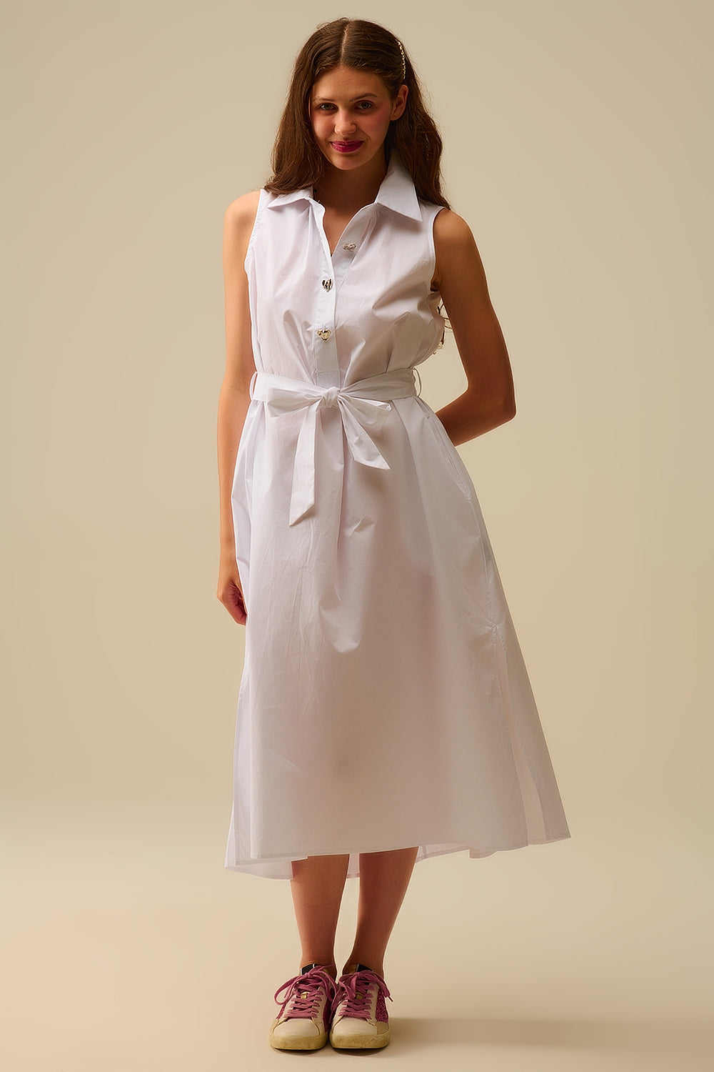 Vestido midi de popelina branca com botões prateados em forma de coração
