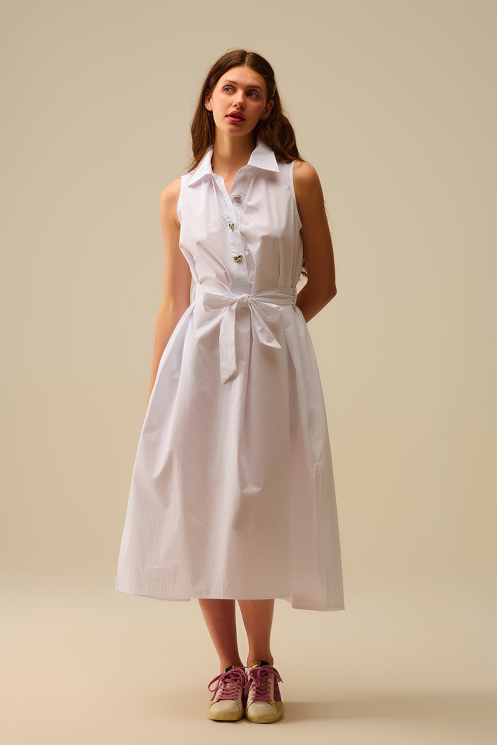 Vestido midi de popelina branca com botões prateados em forma de coração