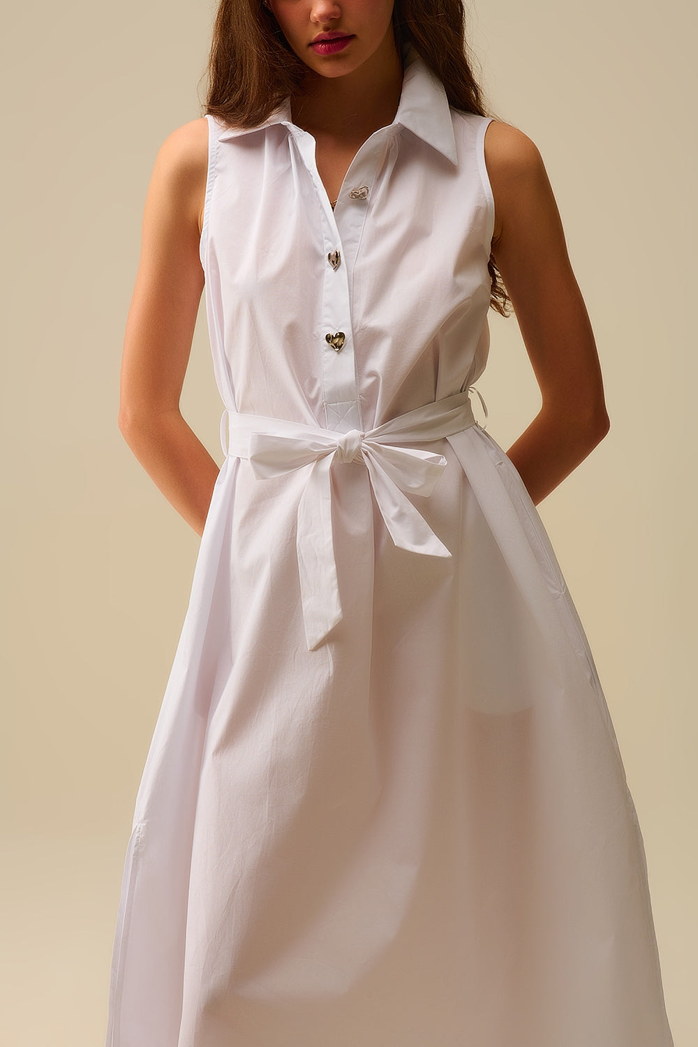 Vestido midi de popelina branca com botões prateados em forma de coração