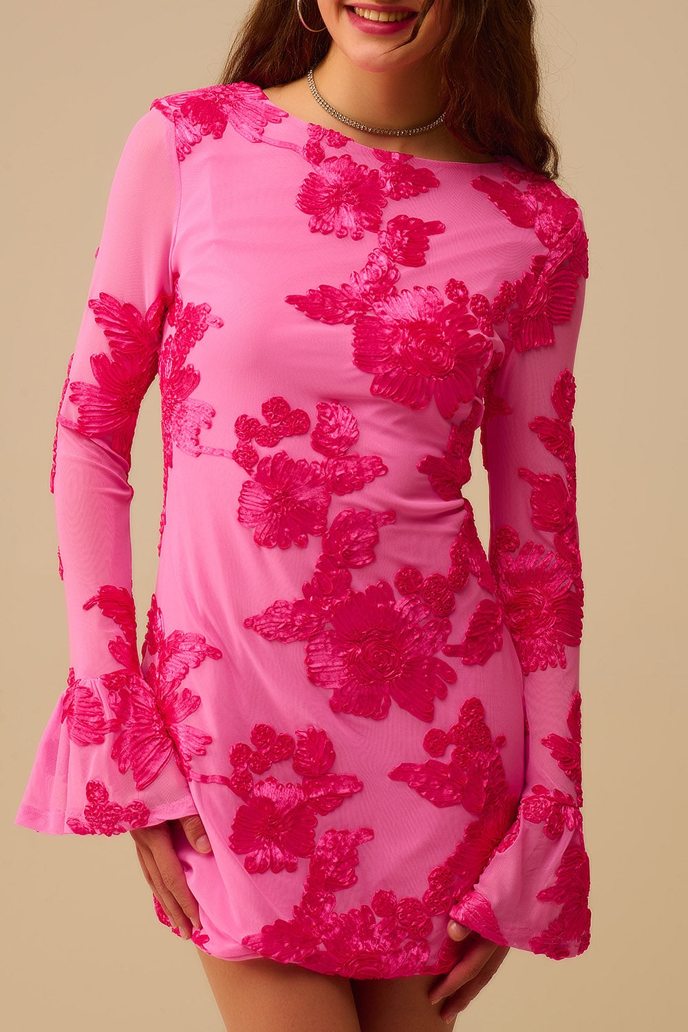 vestido mini de chiffon fúcsia com brocado floral