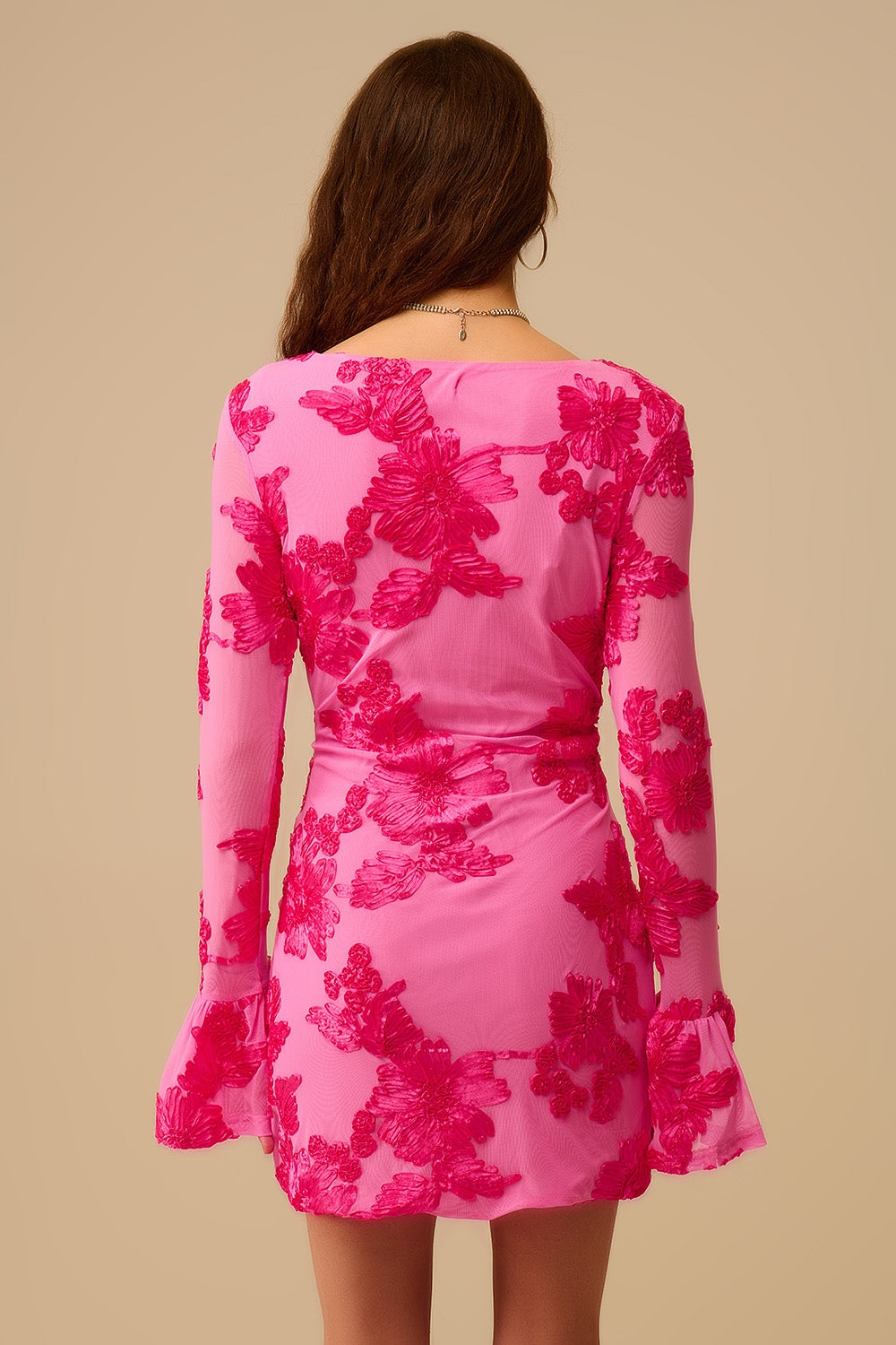 vestido mini de chiffon fúcsia com brocado floral