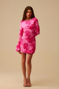 vestido mini de chiffon fúcsia com brocado floral