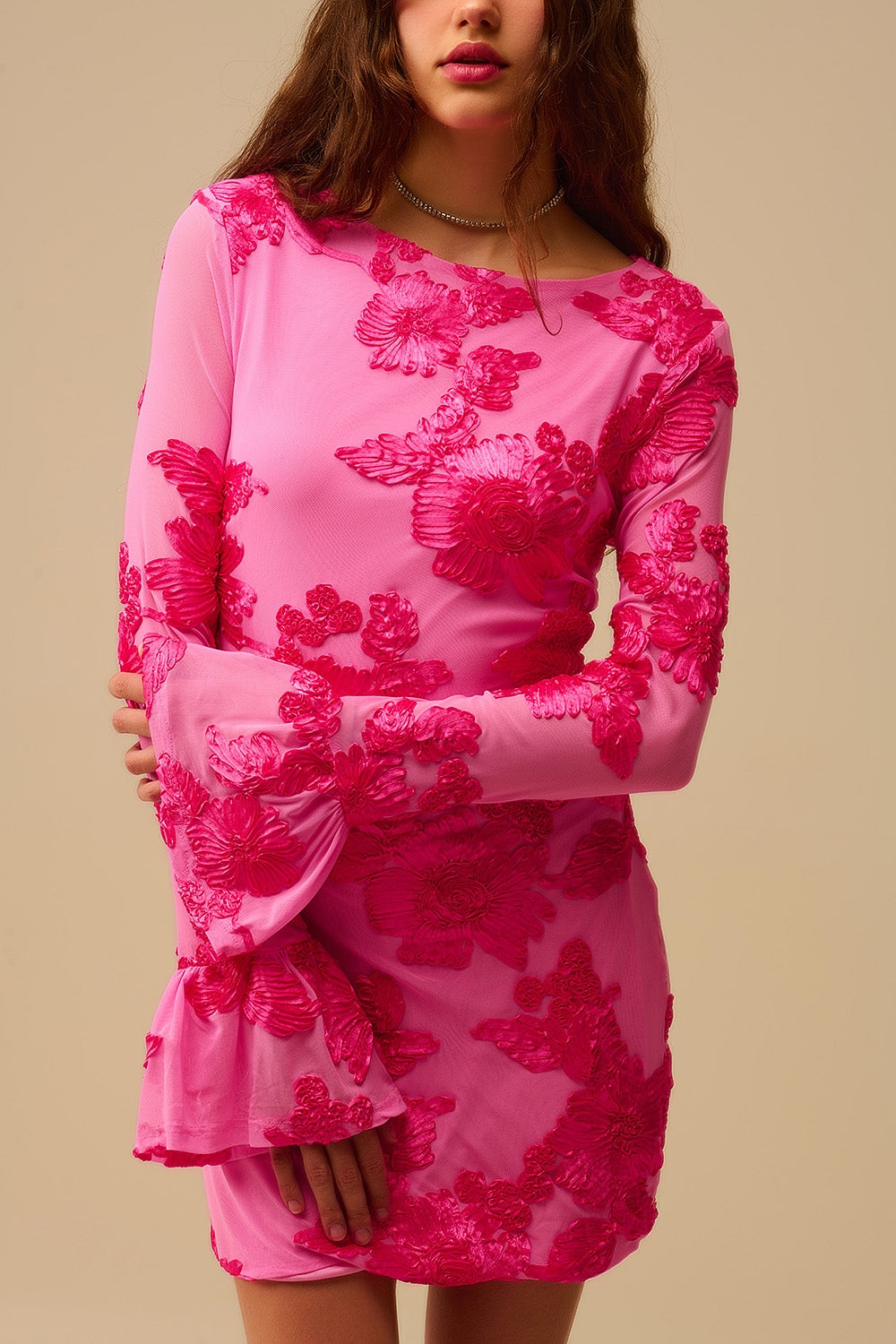 vestido mini de chiffon fúcsia com brocado floral