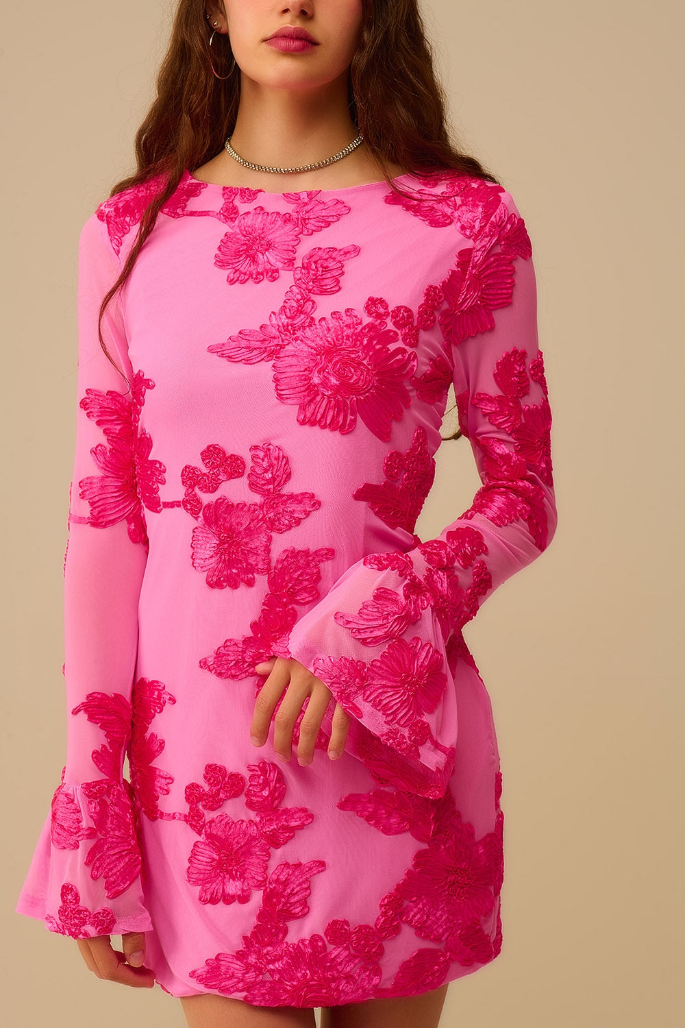 vestido mini de chiffon fúcsia com brocado floral