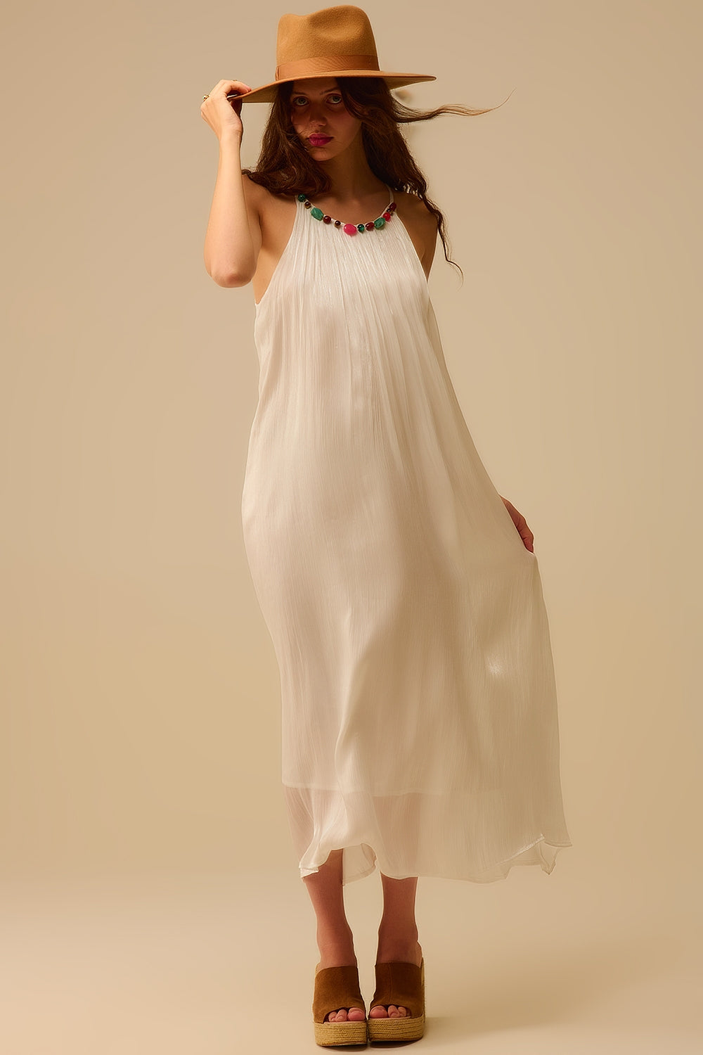 Vestido comprido branco com pregas e decote com brilhantes
