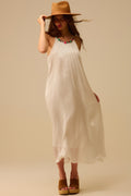 Vestido comprido branco com pregas e decote com brilhantes
