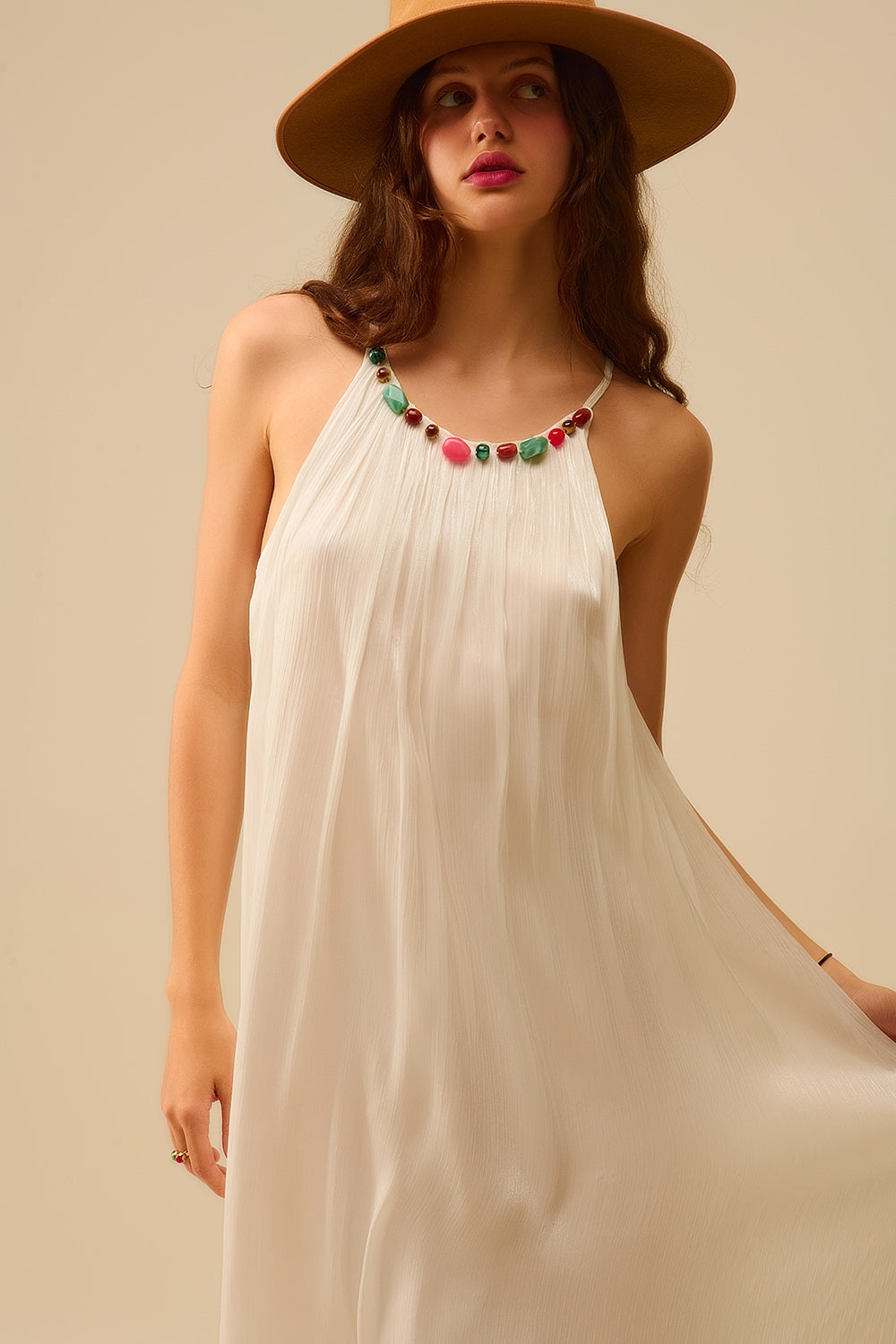 Vestido comprido branco com pregas e decote com brilhantes