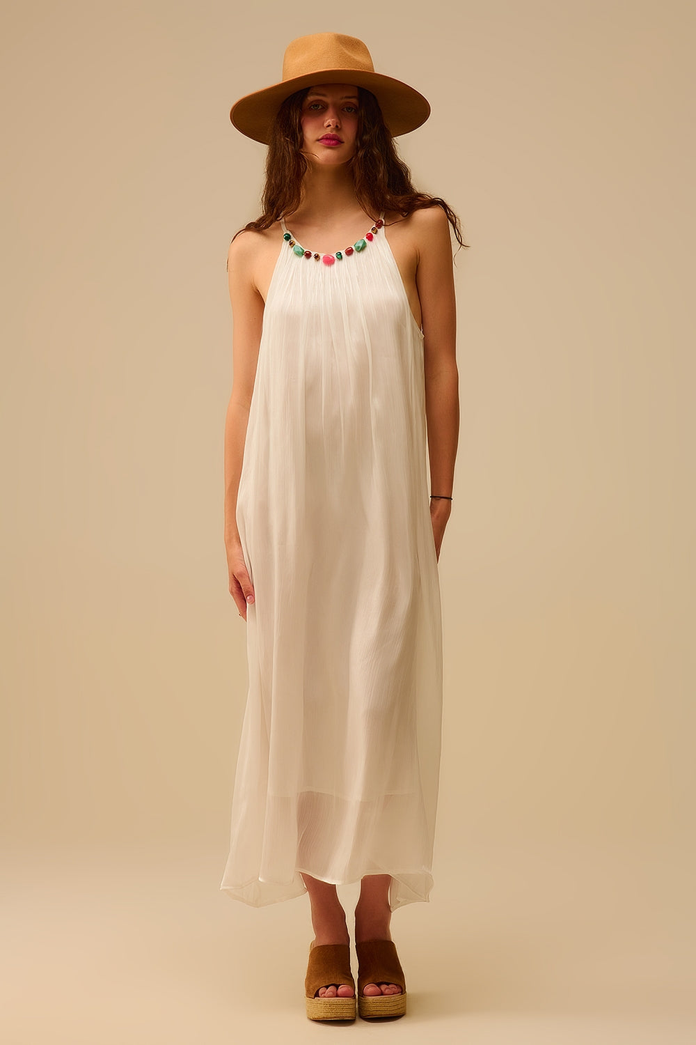 Vestido comprido branco com pregas e decote com brilhantes