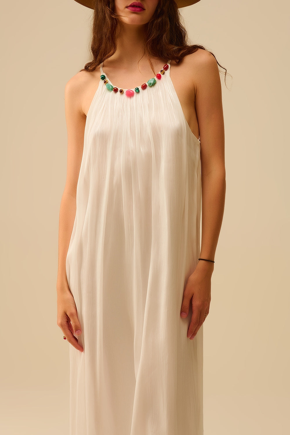 Vestido comprido branco com pregas e decote com brilhantes