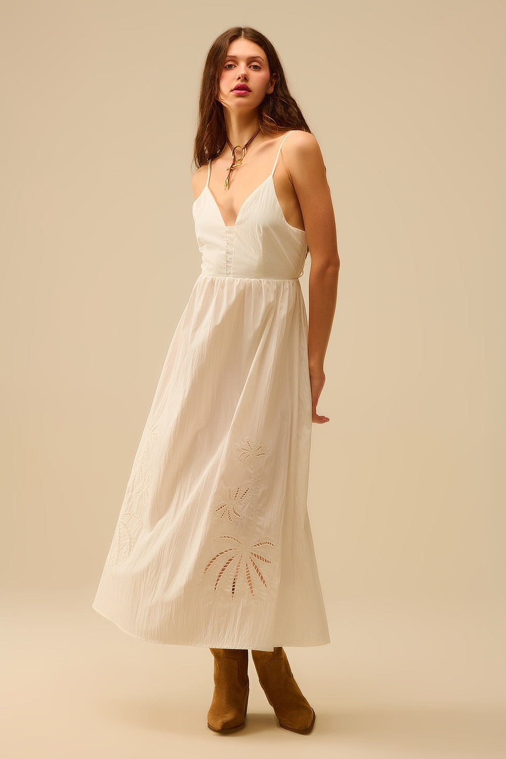 Vestido maxi branco com palmas bordadas