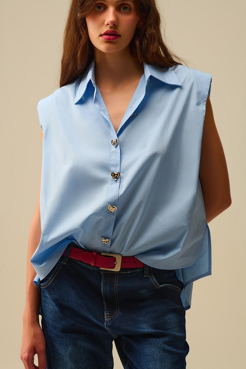 Blusa sem mangas azul com botões em forma de coração