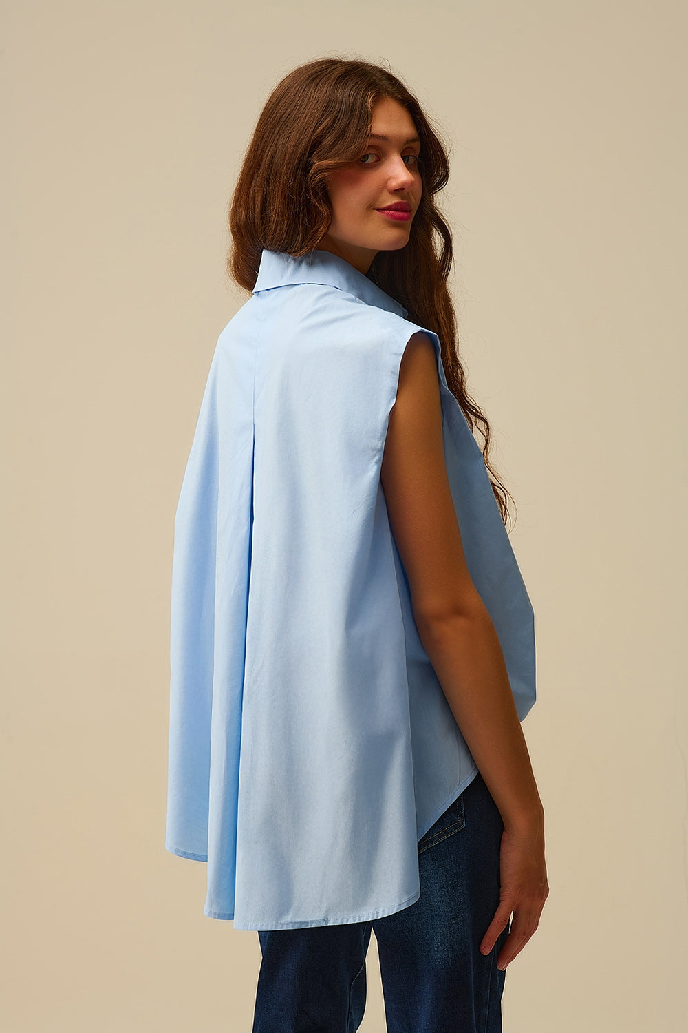 Blusa sem mangas azul com botões em forma de coração