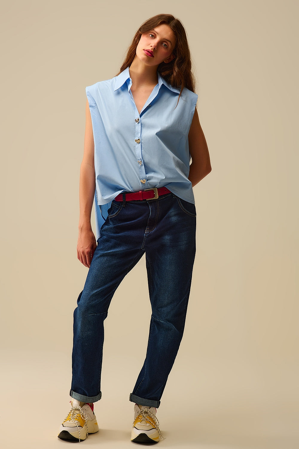 Blusa sem mangas azul com botões em forma de coração
