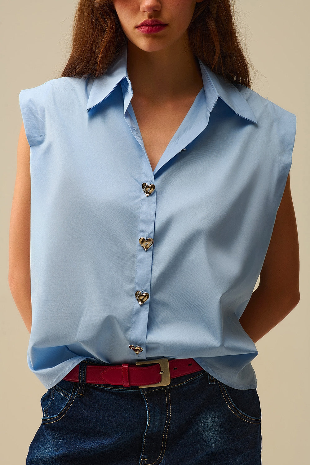 Blusa sem mangas azul com botões em forma de coração