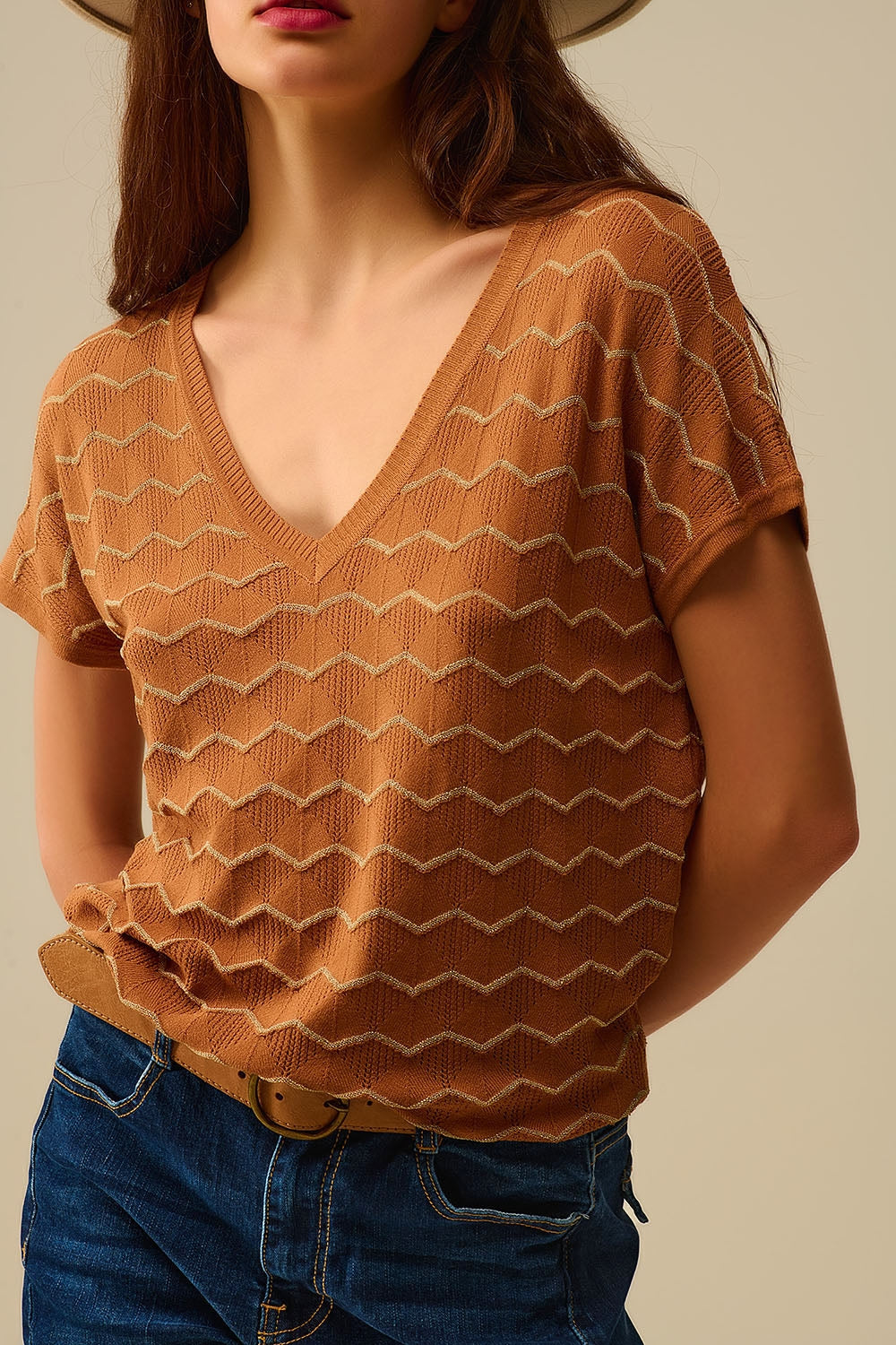 Camisola de malha com decote em V em ziguezague e mangas descaídas em castanho
