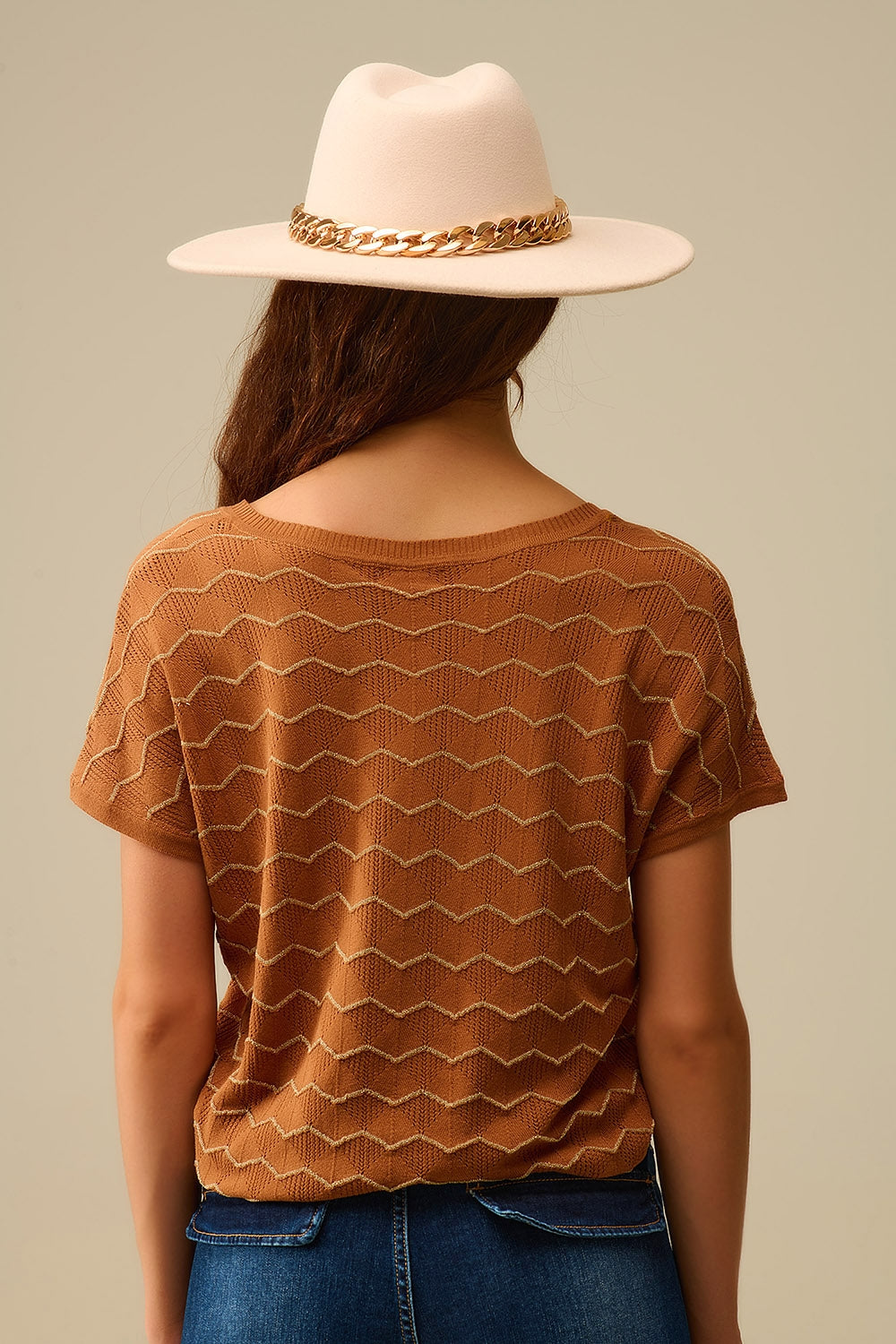Camisola de malha com decote em V em ziguezague e mangas descaídas em castanho